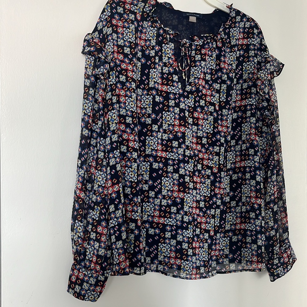 Women top Tommy Hilfiger.SIZE XL vibrant colors with lining.